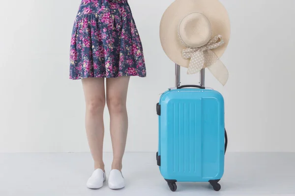 Junge Frau Kleid Neben Blauem Koffer — Stockfoto