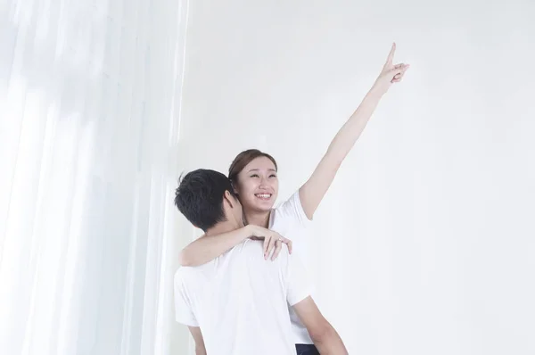 Genç Çift Birbirlerine Kameraya Gülümseyen Kadın Ellerini Tutarak — Stok fotoğraf