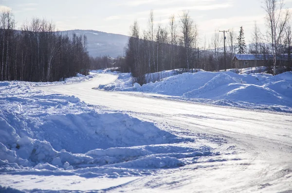 arka planda kar ile güzel kış