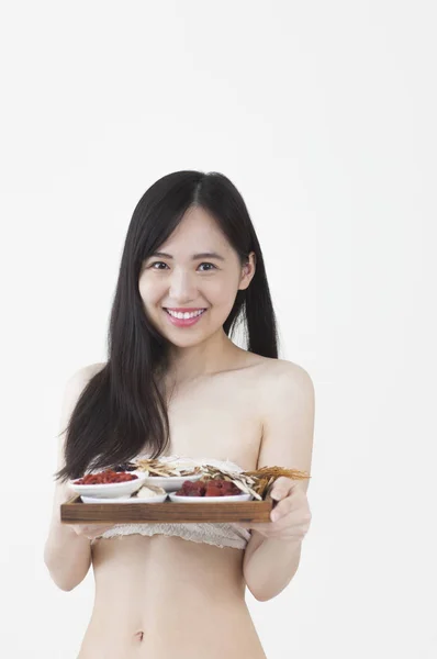 Jovem Mulher Asiática Segurando Prato Medicamentos Chineses Sorrindo Para Câmera — Fotografia de Stock