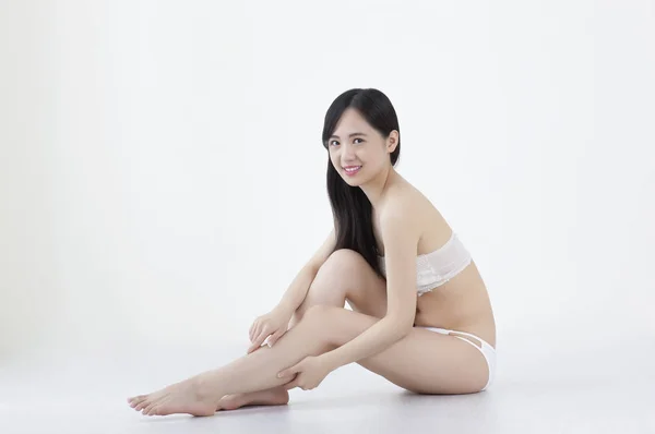 Jeune Femme Asiatique Donnant Massage Des Pieds Souriant Caméra — Photo