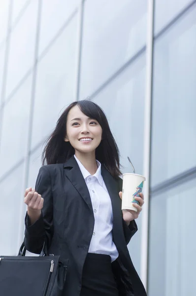 Jovem Mulher Asiática Terno Segurando Café Sorrindo Olhando Para Longe — Fotografia de Stock