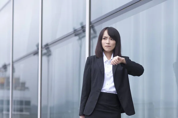 Ung Asiatisk Kvinna Kostym Kollar Tiden Och Ser Upprörd — Stockfoto