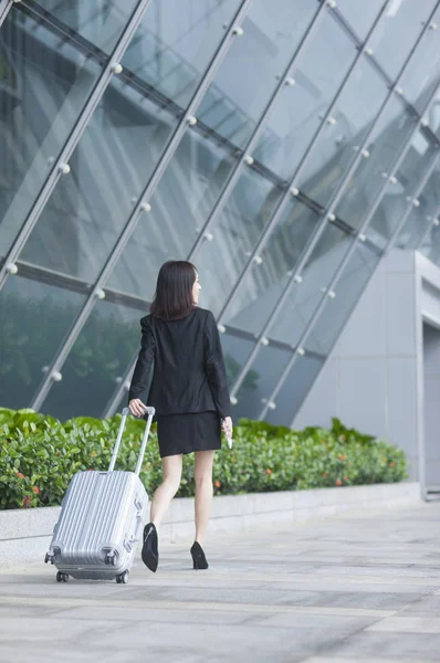 Junge Asiatische Frau Trägt Einen Anzug Hält Ihre Aktentasche Und — Stockfoto