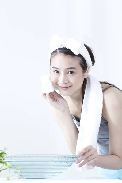 Joven Mujer Asiática Limpiándose Cara Sonriendo Cámara — Foto de Stock