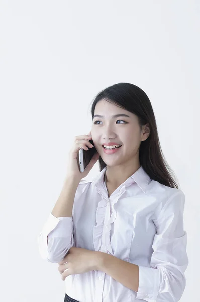 Jeune Femme Asiatique Dans Costume Parlant Téléphone Souriant Regardant Loin — Photo