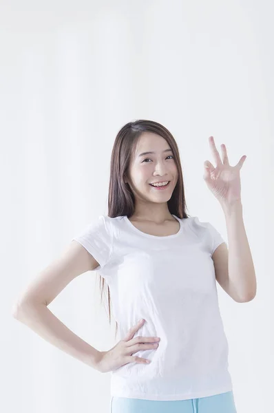 Joven Mujer Asiática Manos Haciendo Una Pose Sonriendo Cámara —  Fotos de Stock