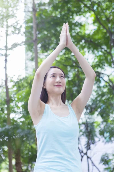 Jeune Femme Asiatique Debout Dans Les Bois Mains Ensemble Souriant — Photo