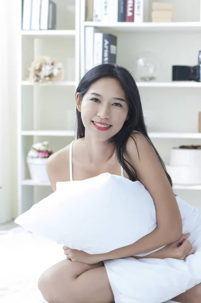 Joven Mujer Bonita Sosteniendo Una Almohada Sonriendo Cámara — Foto de Stock