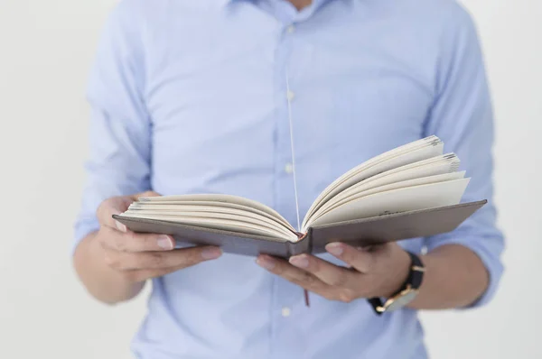 Junger Mann Anzug Hält Ein Buch Hoch — Stockfoto