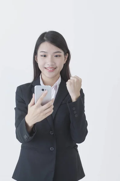 Jovem Mulher Asiática Vestindo Terno Segurando Telefone Celular Sorrindo Câmera — Fotografia de Stock