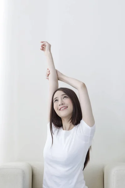 Νεαρή Γυναίκα Της Ασίας Χέρια Επάνω Τέντωμα Και Χαμογελώντας Αποστρέφεις — Φωτογραφία Αρχείου