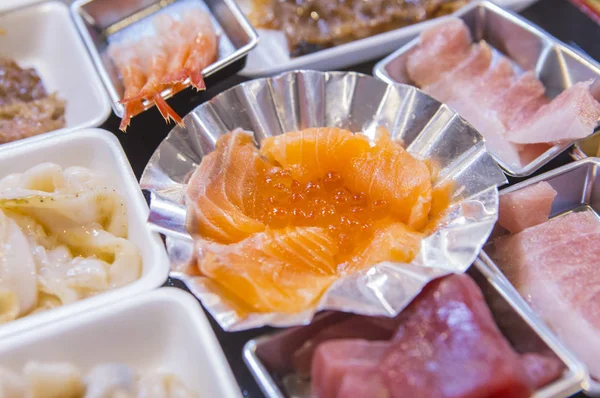 Ikura Tonfisk Sashimi Bakgrunden Närbild — Stockfoto