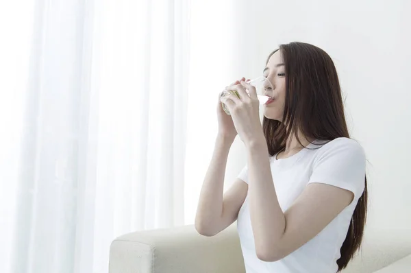 Jeune Femme Asiatique Boire Une Limonade Sourire — Photo