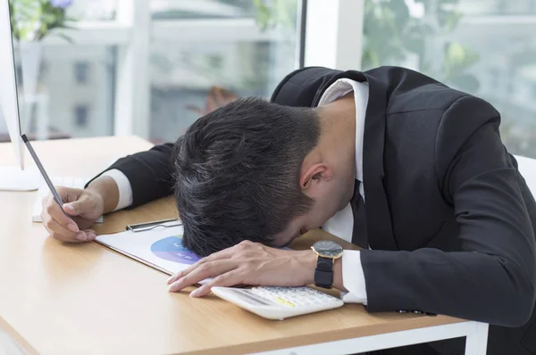 Joven Con Traje Acostado Escritorio —  Fotos de Stock