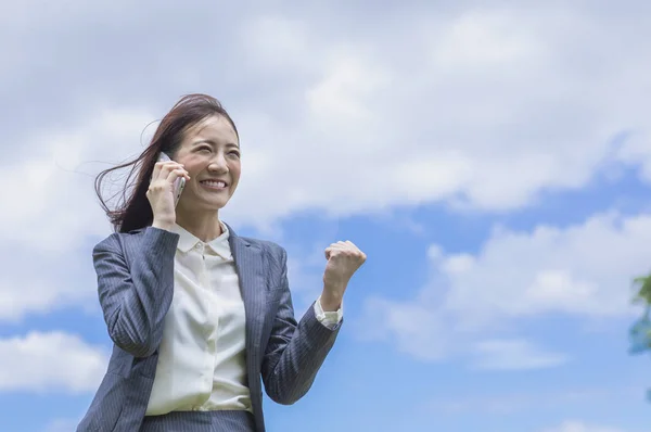 Jovem Mulher Asiática Vestindo Terno Falando Telefone Mãos Para Cima — Fotografia de Stock