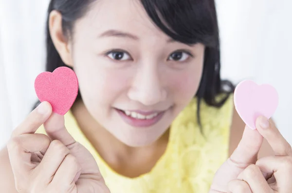 Menina Segurando Brinquedos Forma Coração Sorrindo Mostrando Para Câmera — Fotografia de Stock