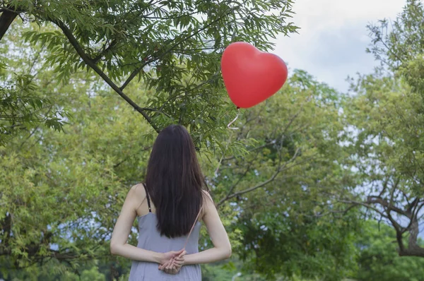 Jovem Ásia Mulher Segurando Balão Mostrando Ela Volta Para Câmara — Fotografia de Stock