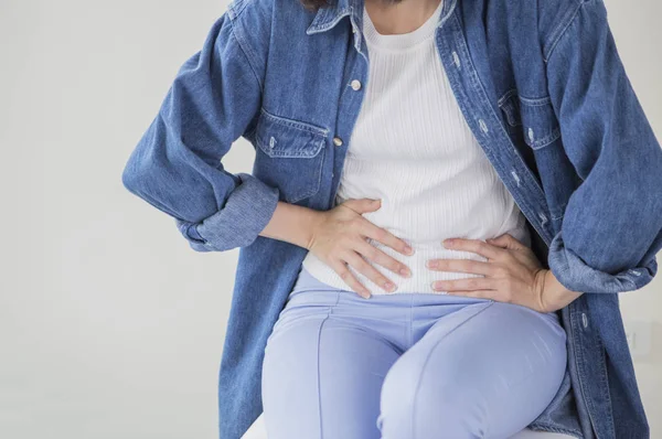 Junge Frau Jeansjacke Legt Hände Auf Ihren Bauch — Stockfoto