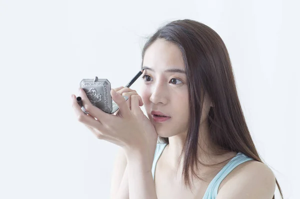 Jeune Femme Asiatique Souriant Mettre Des Maquillages Sur Son Visage — Photo