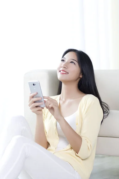 Jovem Sorrindo Usando Seu Smartphone Olhando Para Cima — Fotografia de Stock