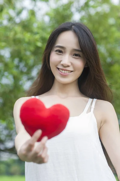 Jovem Mulher Asiática Vestido Branco Segurando Coração Sorrindo Mostrando Para — Fotografia de Stock