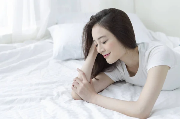 Joven Mujer Asiática Acostada Cama Manos Cabeza Sonriendo Cámara — Foto de Stock