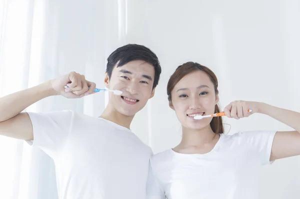 Onların Diş Fırçalama Kameraya Gülümseyen Genç Çift — Stok fotoğraf