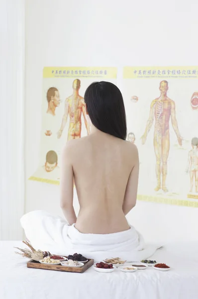 Joven Asiática Sentada Suelo Junto Unas Medicinas Chinas Mostrándola Desnuda — Foto de Stock
