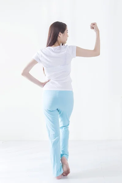 Joven Asiática Mujer Estirando Sus Manos Hacia Arriba Mostrando Espalda — Foto de Stock