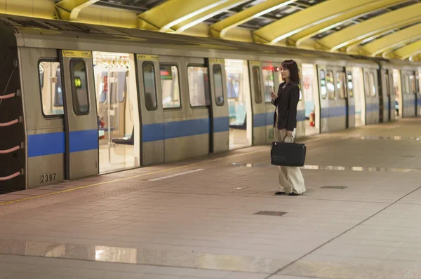 Young Asian Woman Wearing Suit Waiting Mrt — Stock Photo, Image