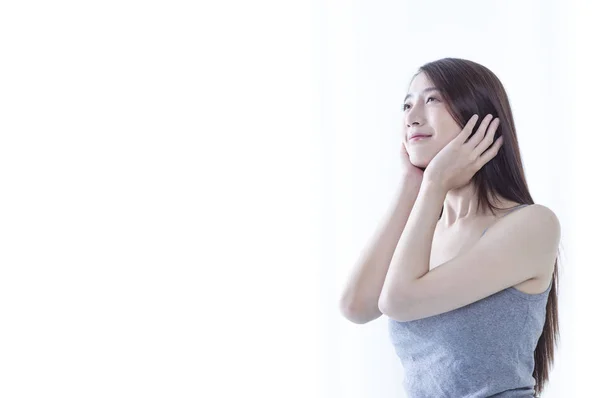 Joven Asiática Mujer Manos Cara Sonriendo Mirando Hacia Otro Lado — Foto de Stock