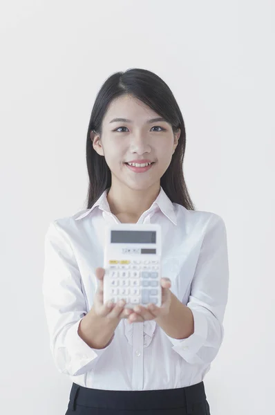 Jovem Mulher Asiática Vestindo Terno Mostrando Uma Calculadora Sorrindo Para — Fotografia de Stock