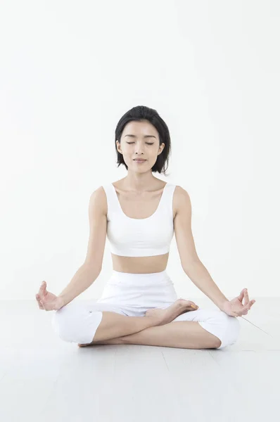 Joven Asiática Sentada Suelo Meditando — Foto de Stock