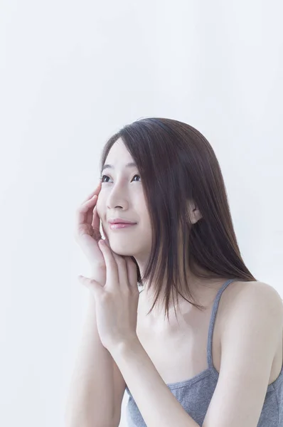 Joven Asiática Mujer Manos Cara Sonriendo Cámara — Foto de Stock