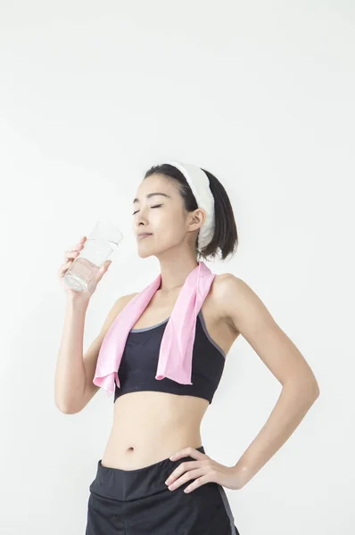 Ung Asiatisk Kvinna Dricksvatten Och Ler Med Ögonen Stängda — Stockfoto
