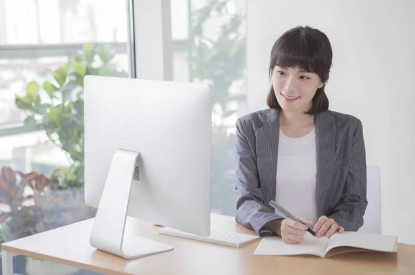 Jeune Femme Costume Blanc Assis Bureau Souriant Écrit Sur Livre — Photo