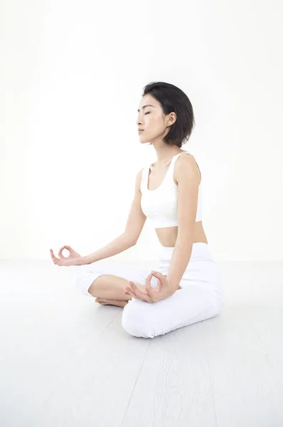 Joven Asiática Sentada Suelo Meditando — Foto de Stock