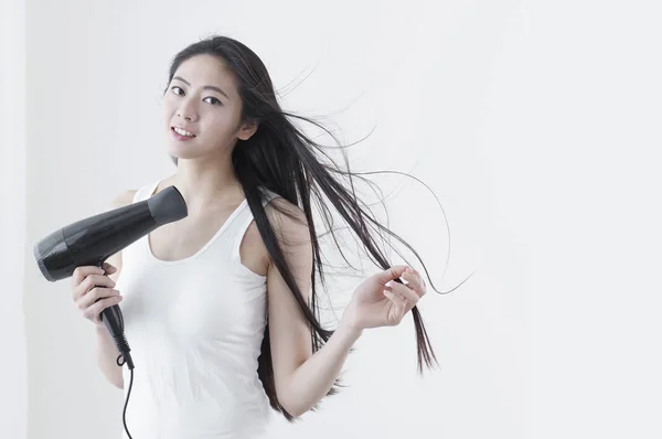 Jeune Femme Asiatique Séchant Ses Cheveux Souriant Caméra — Photo