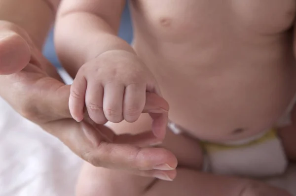 Bebé Recién Nacido Sosteniendo Dedo Madre —  Fotos de Stock