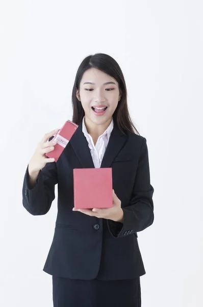 Junge Asiatische Frau Einem Anzug Öffnet Ein Geschenk Und Lächelt — Stockfoto