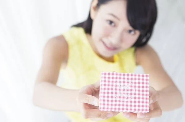 Menina Sorrindo Mostrando Presente Para Câmera — Fotografia de Stock