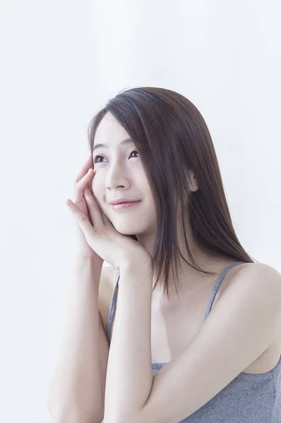 Joven Asiática Mujer Manos Cara Sonriendo Mirando Hacia Otro Lado — Foto de Stock
