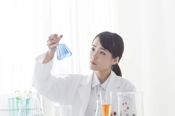 Young Female Doctor Holding Test Tube Doing Experiment — 图库照片