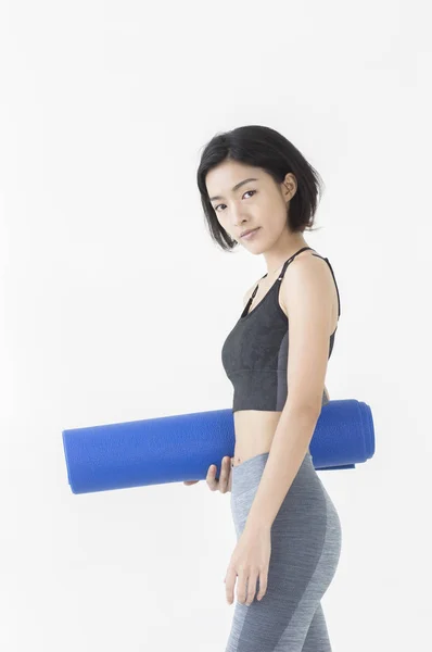 Joven Asiática Sosteniendo Una Alfombra Yoga Mirando Cámara —  Fotos de Stock
