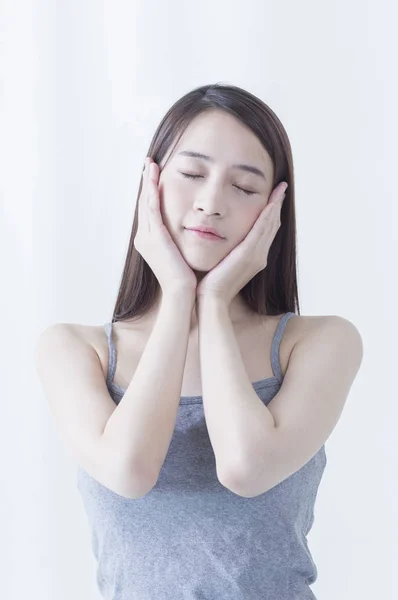 Joven Asiática Mujer Manos Cara Con Los Ojos Cerrados — Foto de Stock