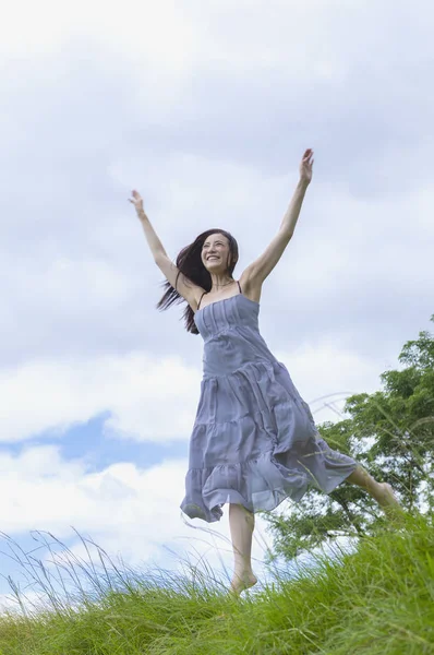 Jovem Mulher Asiática Saltar Para Cima Alto Sorrindo Olhando Para — Fotografia de Stock