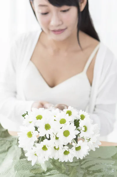 Jeune Fille Soucier Quelques Fleurs Souriant Regardant — Photo