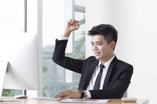 Jonge Man Een Pak Zitten Handen Van Het Bureau Glimlachen — Stockfoto