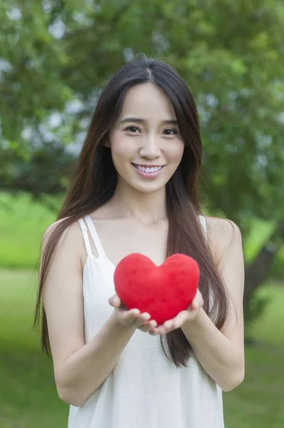 Jovem Mulher Asiática Vestido Branco Segurando Coração Sorrindo Para Câmera — Fotografia de Stock